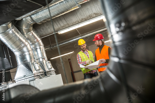Foto Portrait of a worker, constructing and checking development of a small business hall