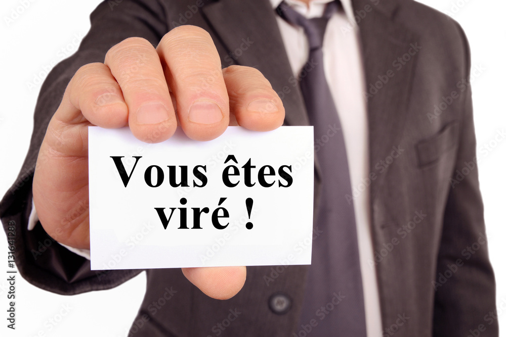 Homme tenant une carte avec vous êtes viré écrit dessus Homme tenant une carte avec vous êtes viré écrit dessus