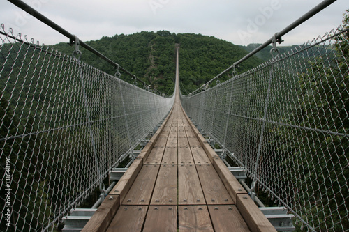 Fototapeta Naklejka Na Ścianę i Meble -  hängeseilbrücke