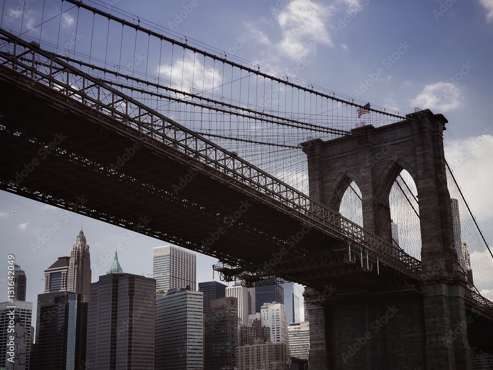 Fototapeta premium Brooklyn Bridge: die berühmteste Brücke von New York City