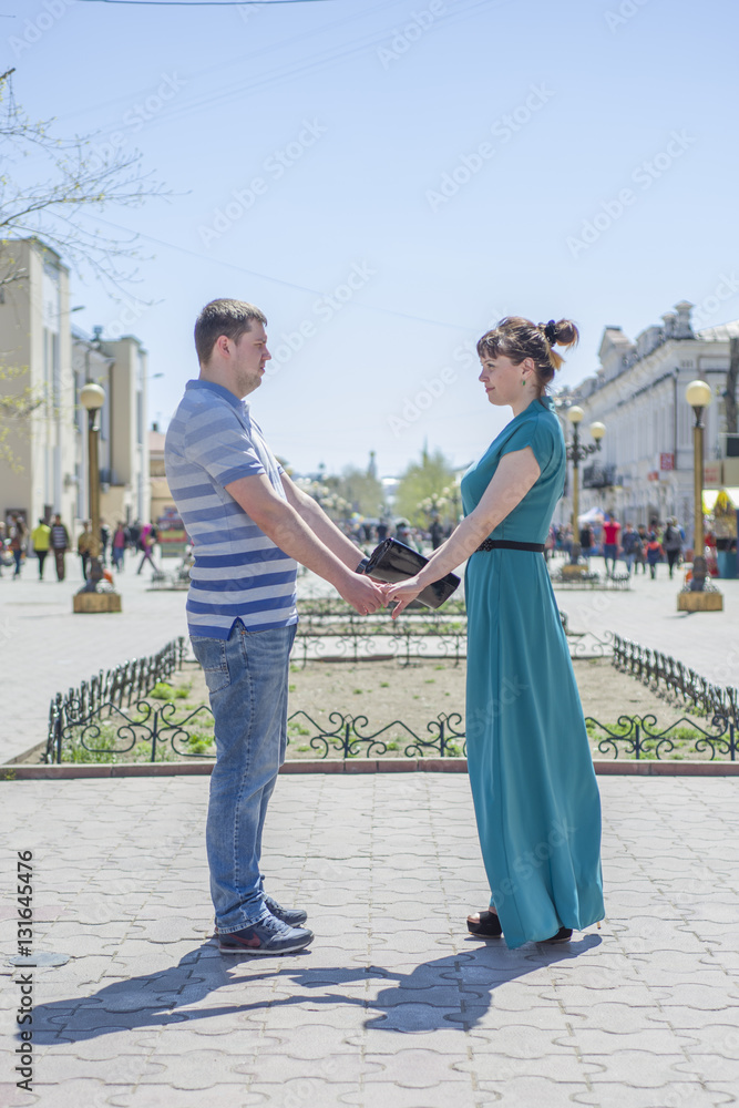 The couple walks around the city. The couple walks around the city.