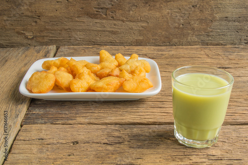 Fotografía green soybean milk and deep-fried doughstick on wood background