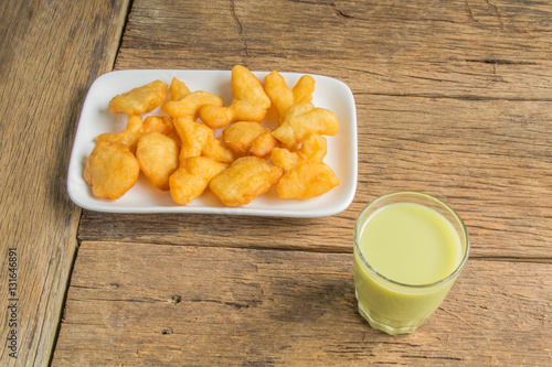 Fotografie green soybean milk and deep-fried doughstick on wood background