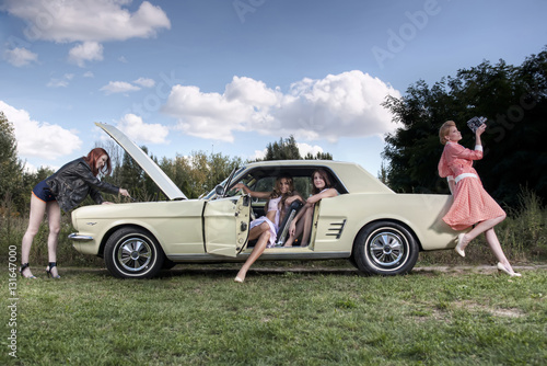 Frauengruppe im Pin up retro Stil / Vintage Fashion und ein US Classic Car  Oldtimer