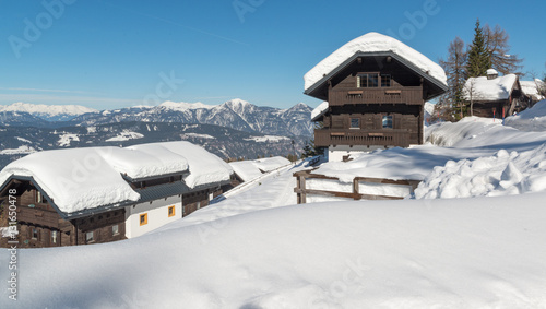Alpendorf im Winter mit Schnee