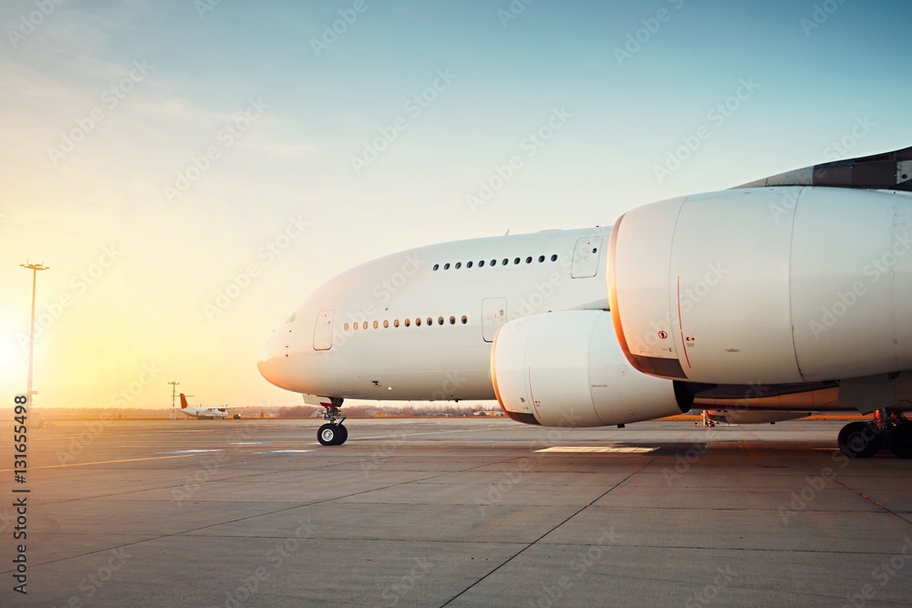 Naklejka premium Huge airplane at the sunset