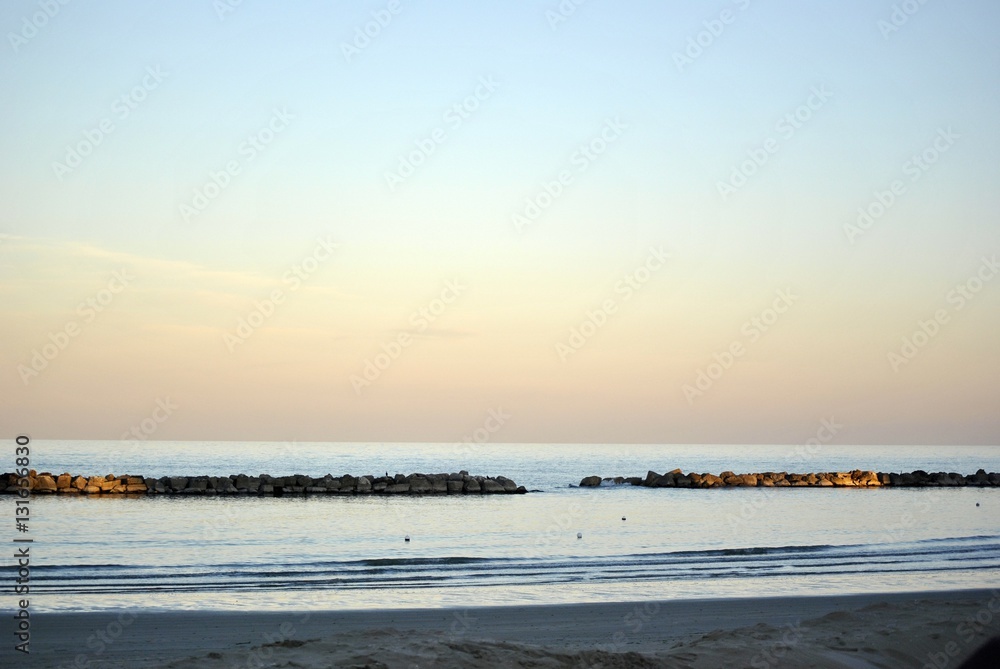 Obraz premium mare dalla spiaggia al tramonto