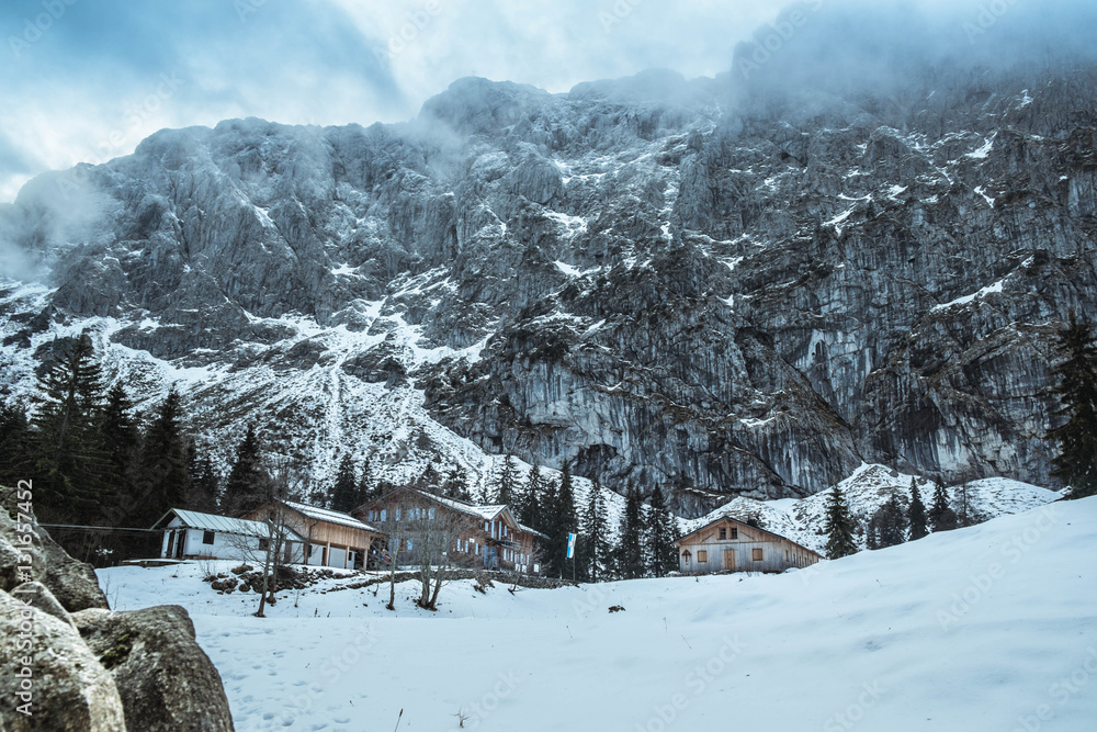 Almhütten vor der Benediktenwand im Winter Almhütten vor der Benediktenwand im Winter