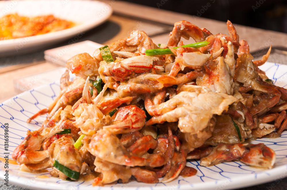Fried crab with ginger and onion