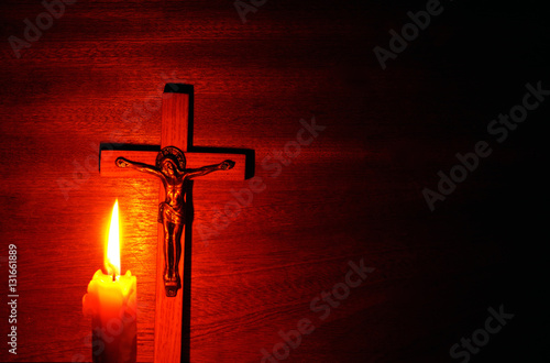 Obraz na płótnie Fire of candle and crucifix in the dark w salonie