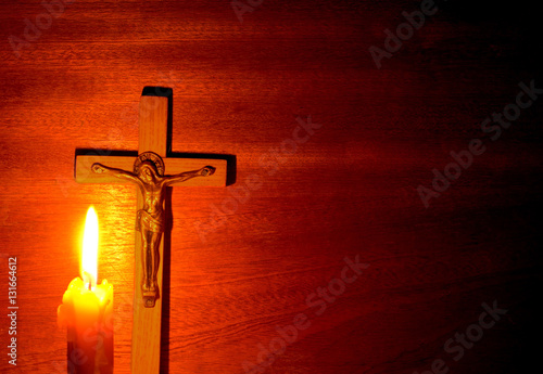 Obraz na płótnie Fire of candle and crucifix in the dark w salonie