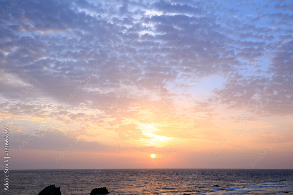 美しい沖縄のビーチと夜明けの空

