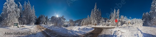 Słoneczny zimowy dzień w Krynicy-Zdrój. Sunny winter day in polish mountain in Krynica-Zdroj. © rogozinski