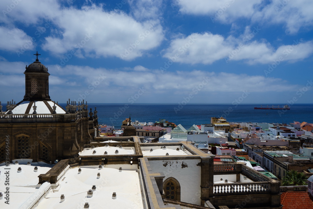 Fototapeta premium Views of the city of Las Palmas de Gran Canaria from the cathedral