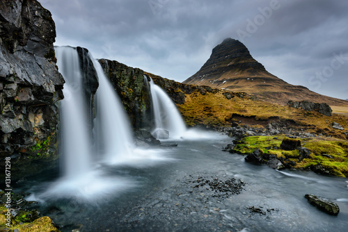 Paisagem Islandesa das cascatas de Kirkjufell.