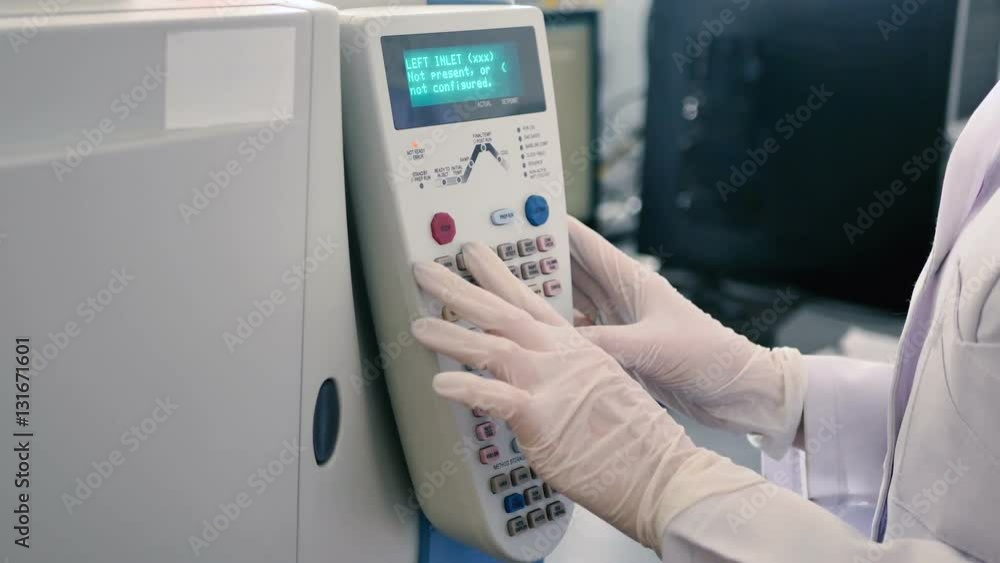 The employee clicks on the instrument panel. The employee clicks on the instrument panel.