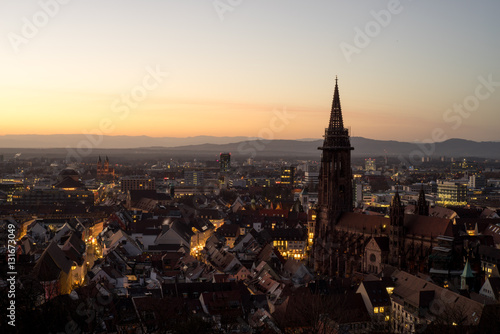 Altstadt von Freiburg am Abend