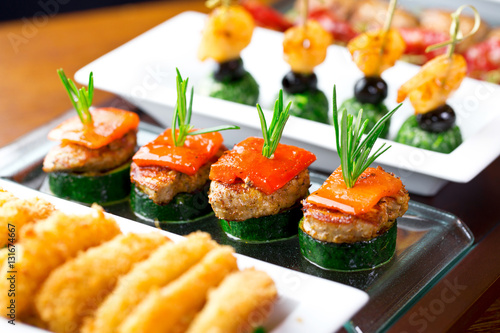 Fotografia set of finger food - zucchini, grilled pork, red pepper and rosemary