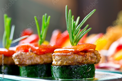 Murais de parede set of finger food - zucchini, grilled pork, red pepper and rosemary