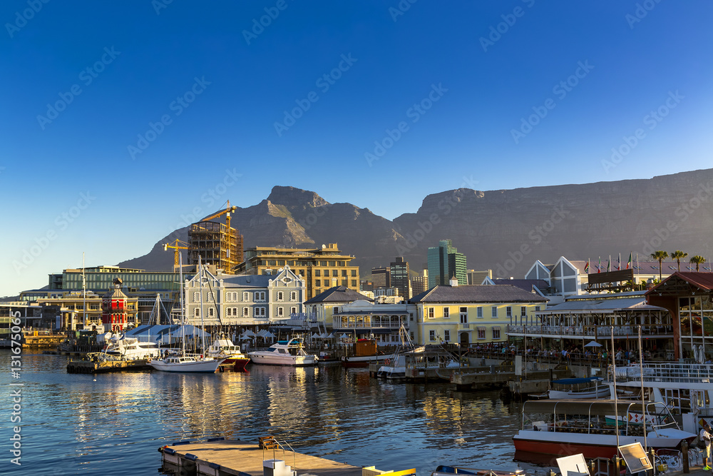 Obraz premium Republika Południowej Afryki. Kapsztad (Kaapstad). Waterfront - Victoria Basin z historycznymi budynkami. Diabelski Szczyt i Góra Stołowa w tle