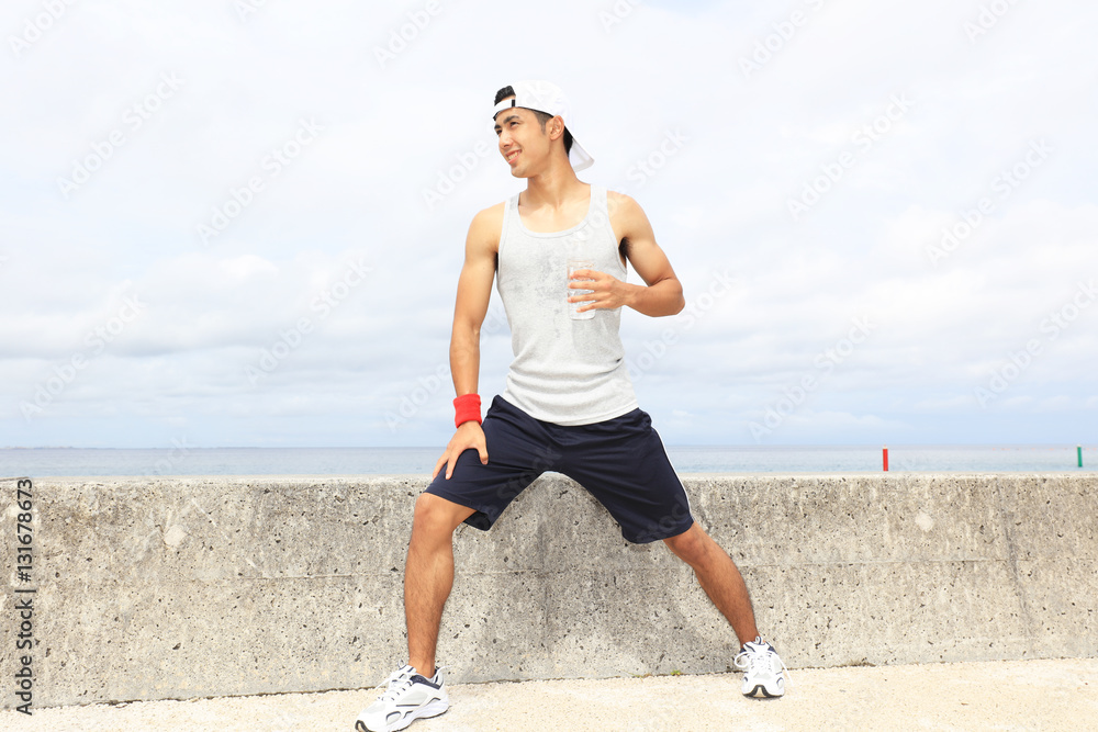 南国の美しいビーチと笑顔の男性
