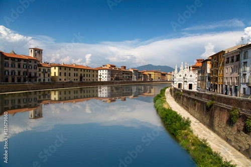 Arno Fluss in Pisa Italien