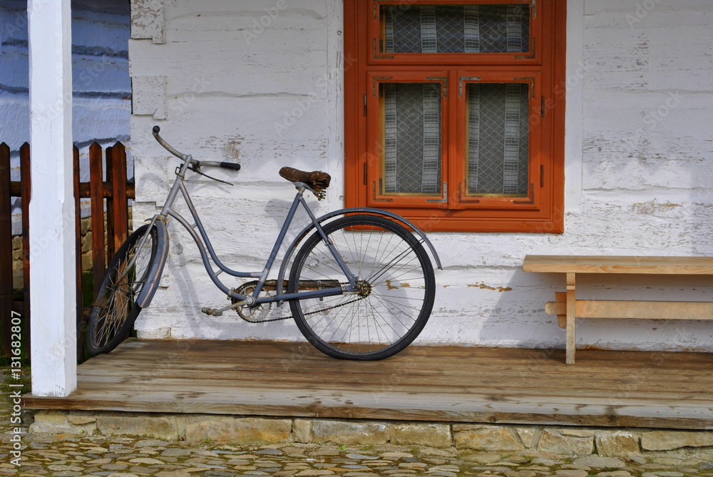 Rower przy drewnianym domu