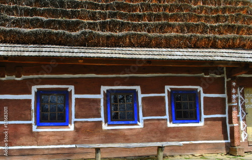 Drewniany dom kryty strzechą