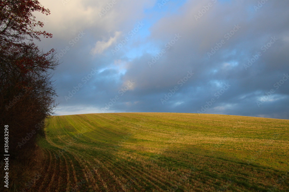 Obraz premium Evening clouds over the hill
