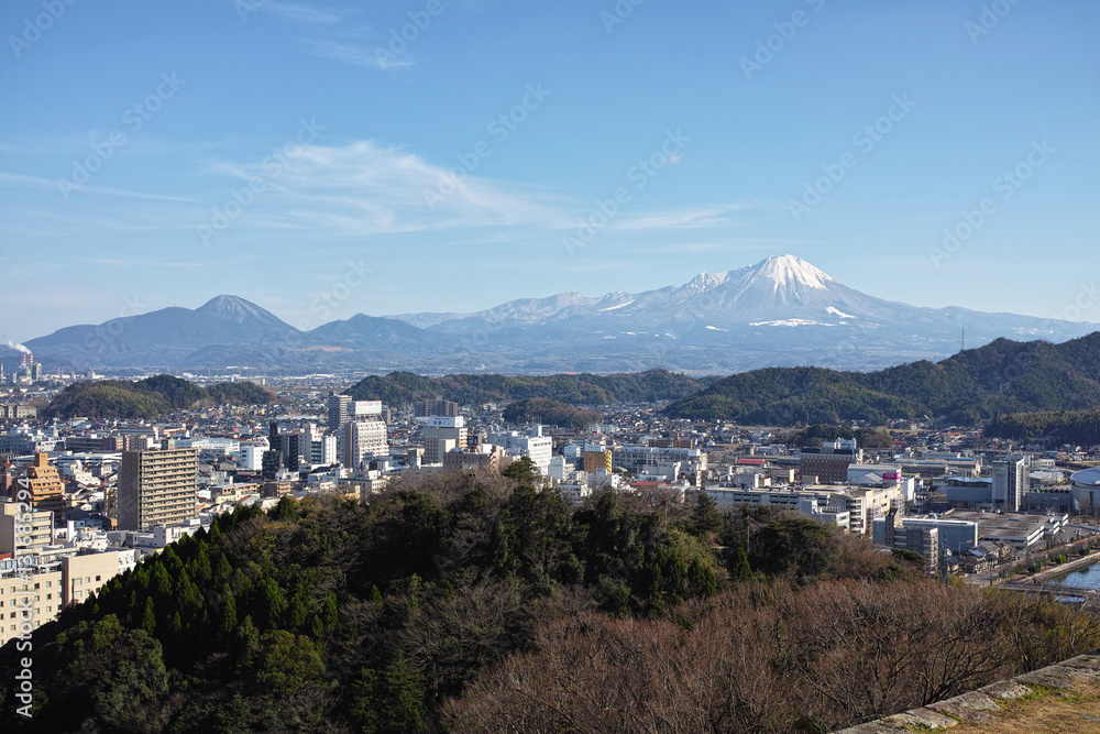 冬の大山と米子市街地