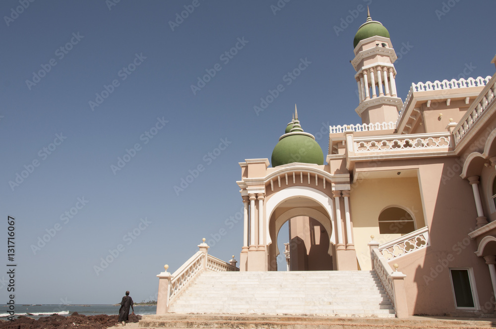 Mezquita a la orilla de la playa, Gunjur, Gambia 