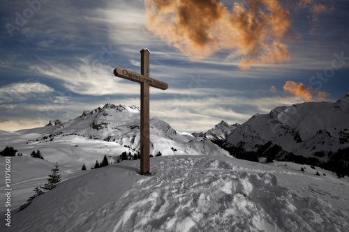 Gipfelkreuz im Winter in den Alpen