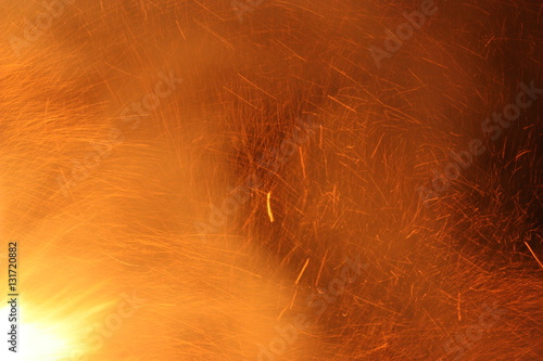 Flammen und Funkenflug als Hintergrund