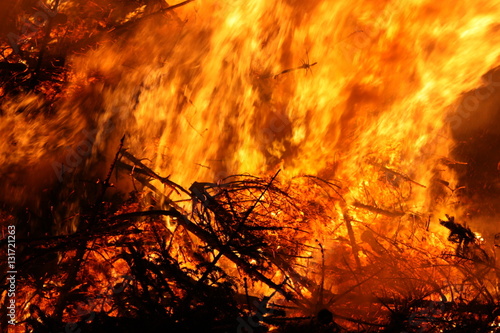 Flammen und Funkenflug als Hintergrund