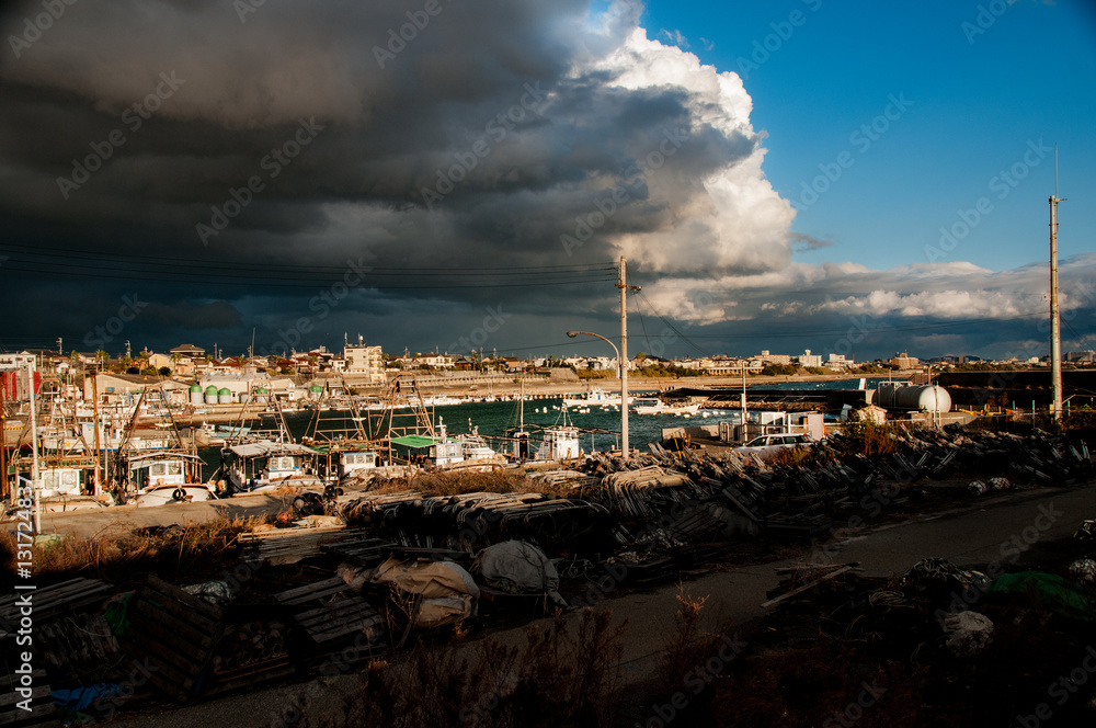 明石海峡の風景・漁港に雨雲