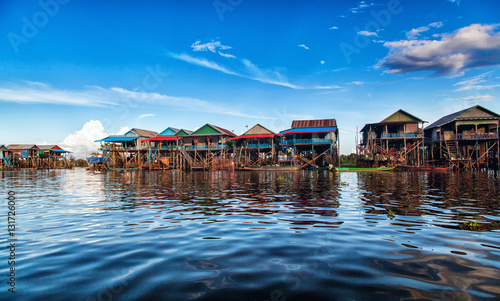 Photo The floating village on the water komprongpok of Tonle Sap lak