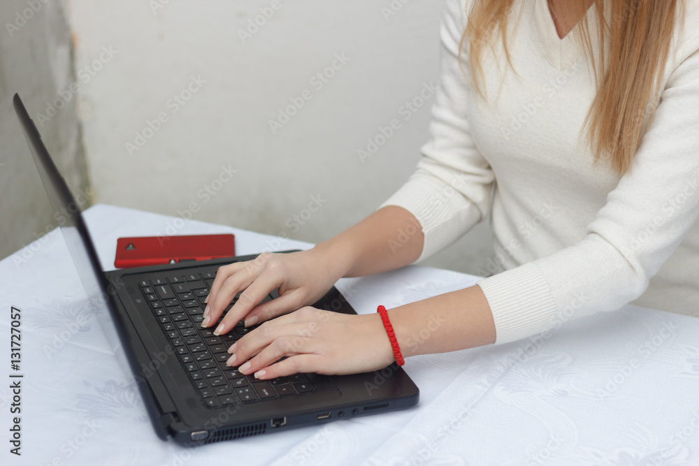 Naklejka premium Rear view of business woman hands busy using laptop at office