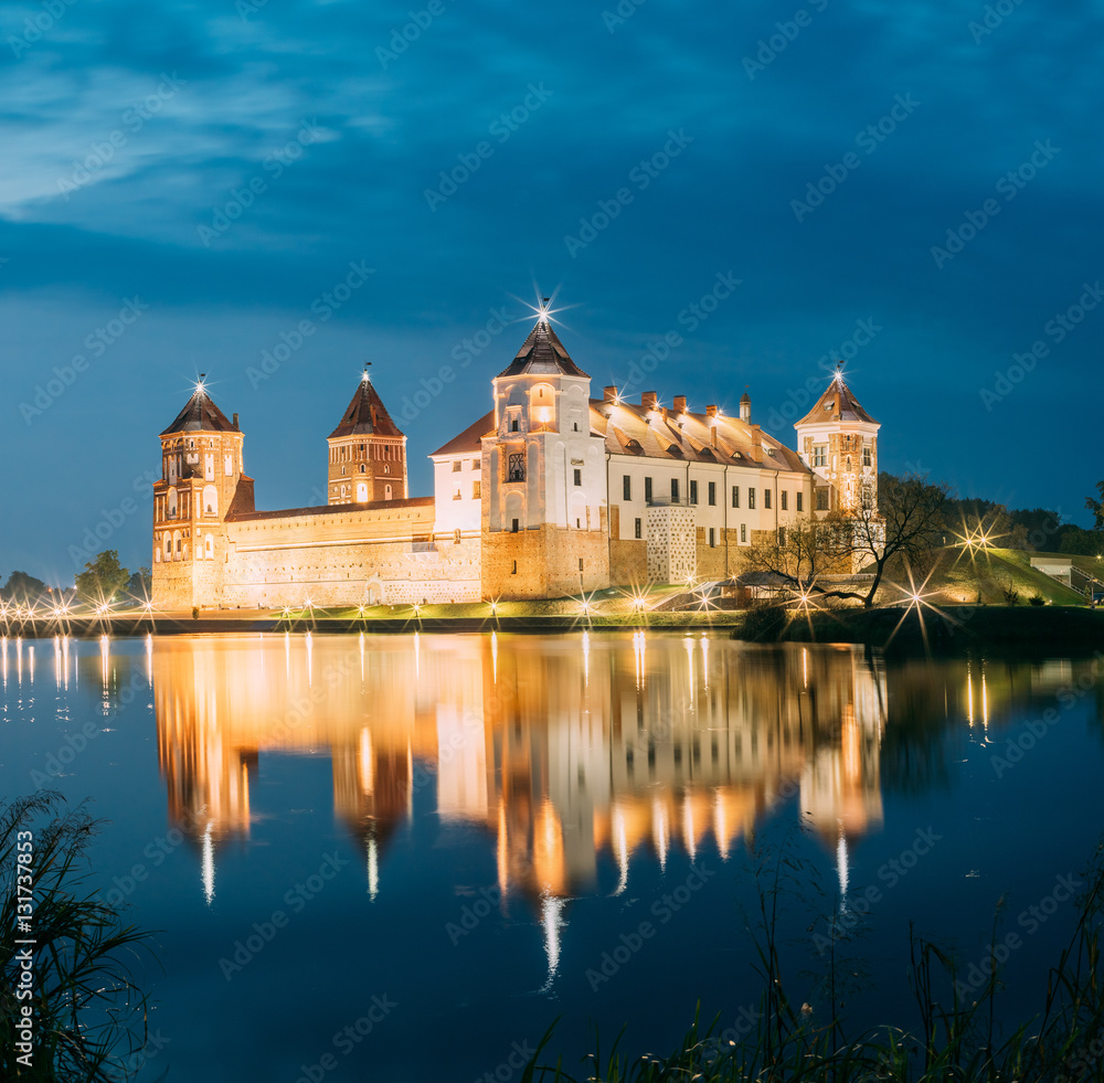 Obraz premium Belarus. Scenic View Of Mir Castle Complex In Bright Evening Illumination