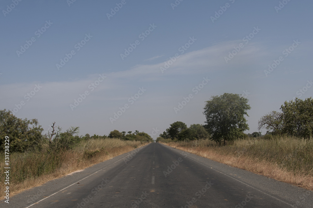 Carretera en la llanura africana, Gambia