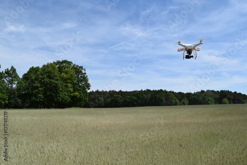 Flug einer Drohne / Feld © Uwe Mahnke