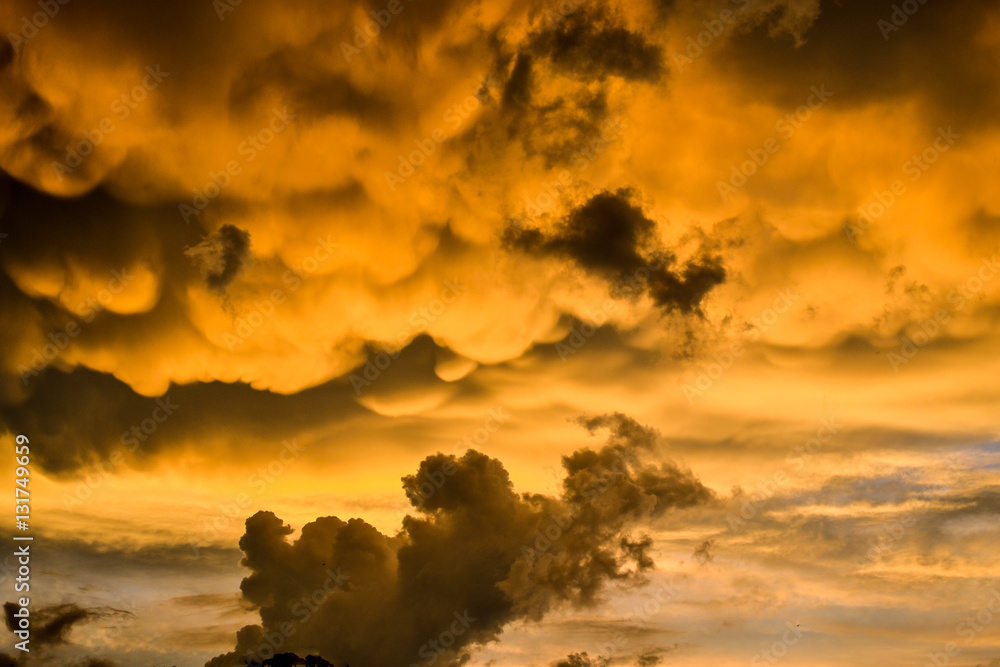 Fototapeta premium zachód słońca w pochmurny dzień