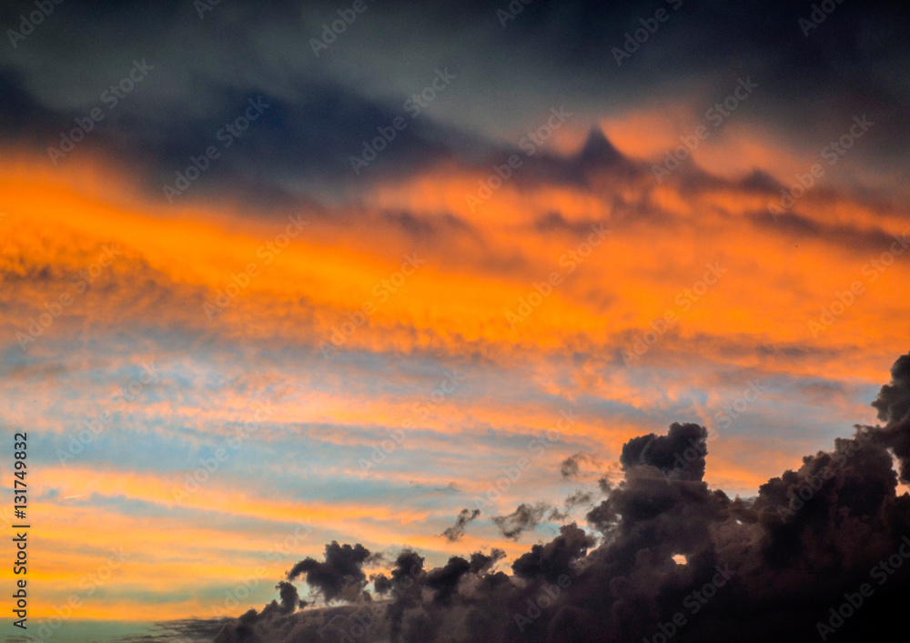 Fototapeta premium zachód słońca w pochmurny dzień