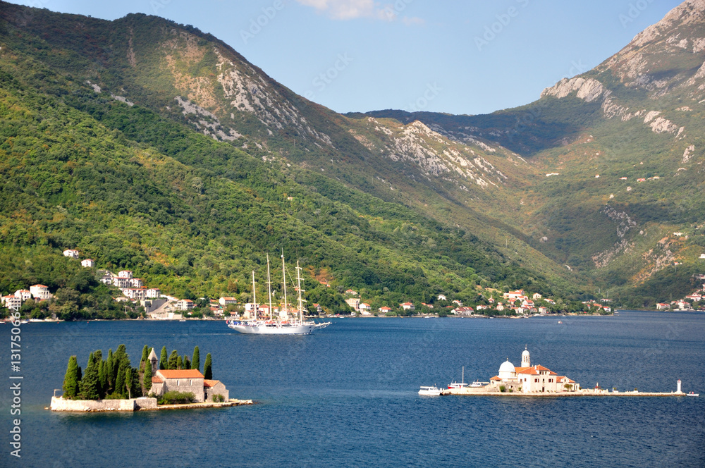 Czarnogóra - Zatoka Kotorska, widok na wyspy z Perast