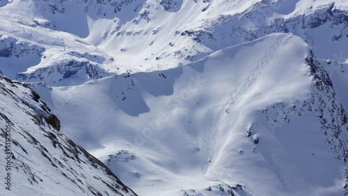 wunderschöne weiße schneebedeckte Alpenhänge  und Skigebiete in Tirol in Österreich  photo