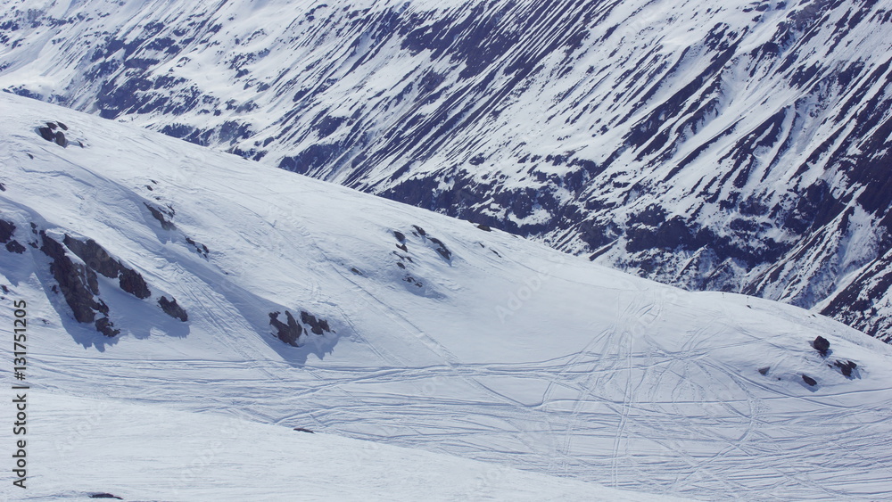 Obraz premium Winter und natürlicher Schnee auf die Berge und Pisten in Tirol in Österreich