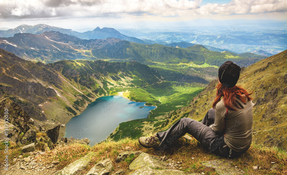 Naklejka premium Ponad jeziorem w górach