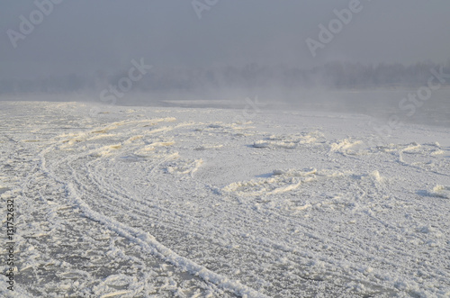 Mro  ny i mglisty poranek nad brzegiem rzeki Wis  y