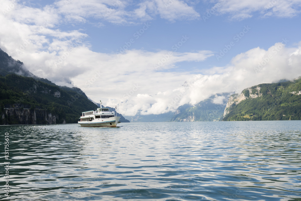 Vierwaldstättersee von Brunnen aus gesehen mit Passagier Schiff und Berg Panorama Schweiz Vierwaldstättersee von Brunnen aus gesehen mit Passagier Schiff und Berg Panorama Schweiz