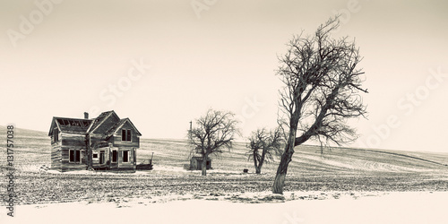 Fotografie Old abandoned farm house near Dufur, Oregon