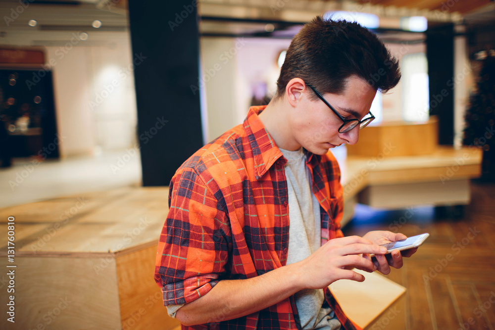 man hold the smartphone on shopping mall background man hold the smartphone on shopping mall background
